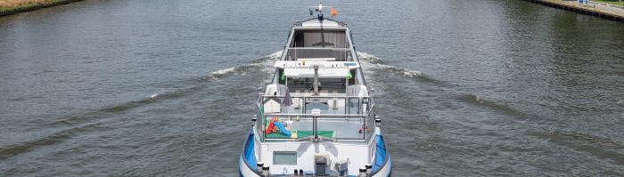 Groot binnenvaartschip op het Nederlandse Amsterdam-Rijnkanaal vaart nabij de stad Utrecht.