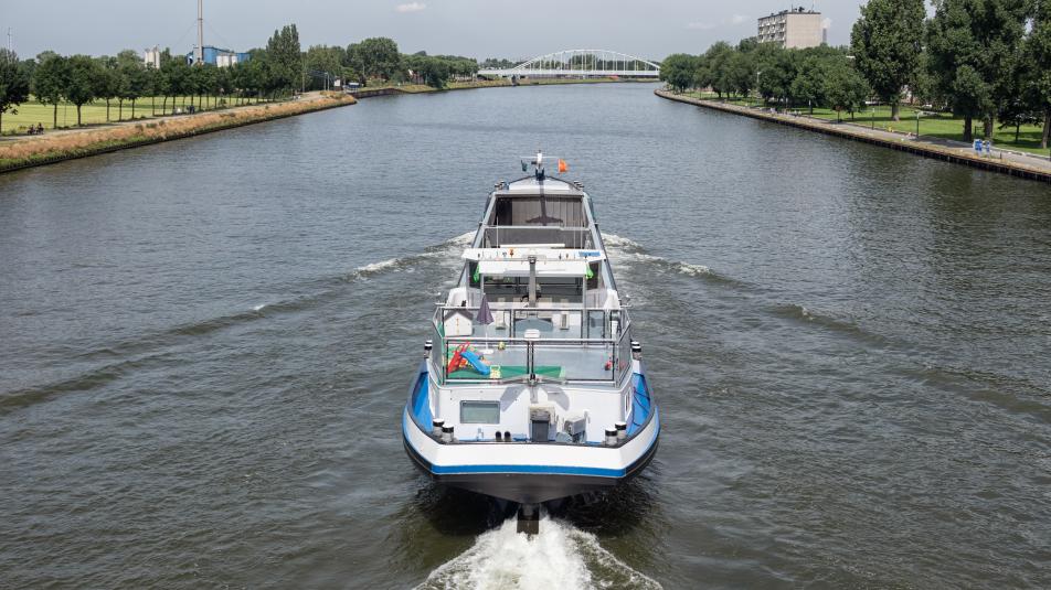 Groot binnenvaartschip op het Nederlandse Amsterdam-Rijnkanaal vaart nabij de stad Utrecht.